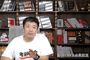 央视足记：国足抵达新加坡后训练场条件一般，伊万提醒球员别崴脚